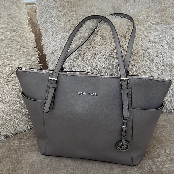 Michael Kors Handbags - AUTHENTIC MICHAEL KORS LARGE JET SET SAFFIANO LEATHER ZIP TOP BAG•DUST BAG INCL.